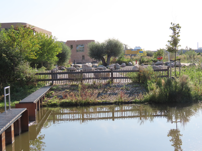 908958 Gezicht op de visualisatie met o.a. zwerfkeien van de Romeinse weg, bij het Kindcentrum Rijnvliet (Pecanlaan 50) ...